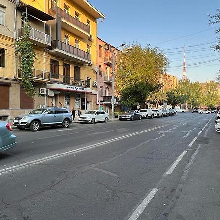 Tumanyan street 3 bedroom Deluxe apartment with Large Balcony TM662 Yerevan Bagian luar foto
