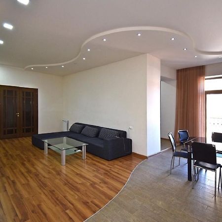 Tumanyan street 3 bedroom Deluxe apartment with Large Balcony TM662 Yerevan Bagian luar foto
