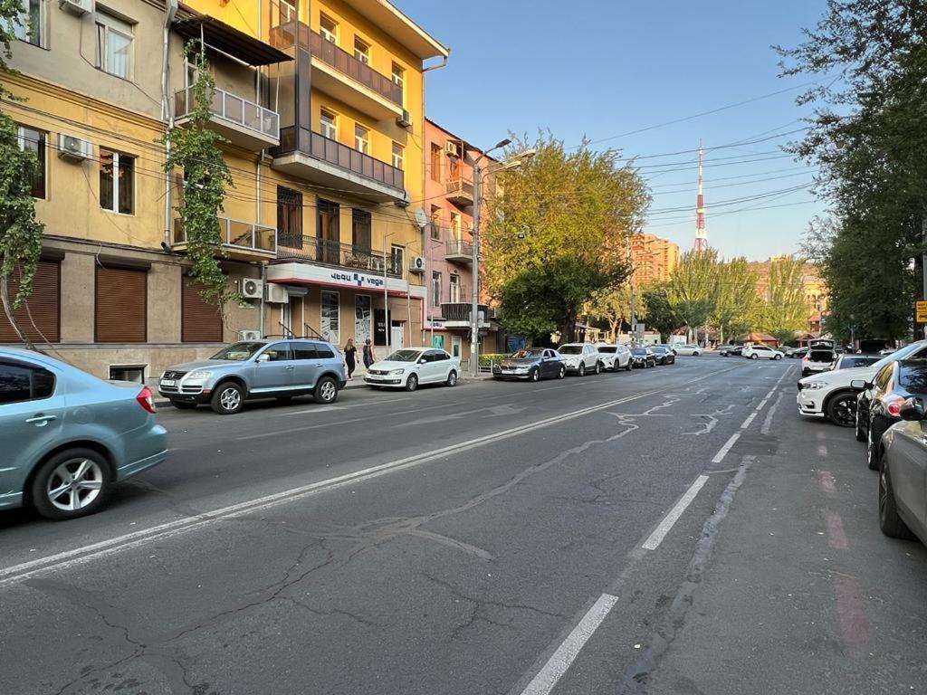 Tumanyan street 3 bedroom Deluxe apartment with Large Balcony TM662 Yerevan Bagian luar foto