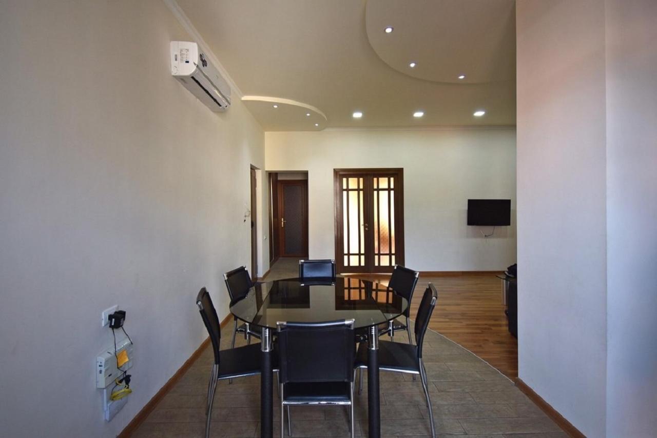 Tumanyan street 3 bedroom Deluxe apartment with Large Balcony TM662 Yerevan Bagian luar foto