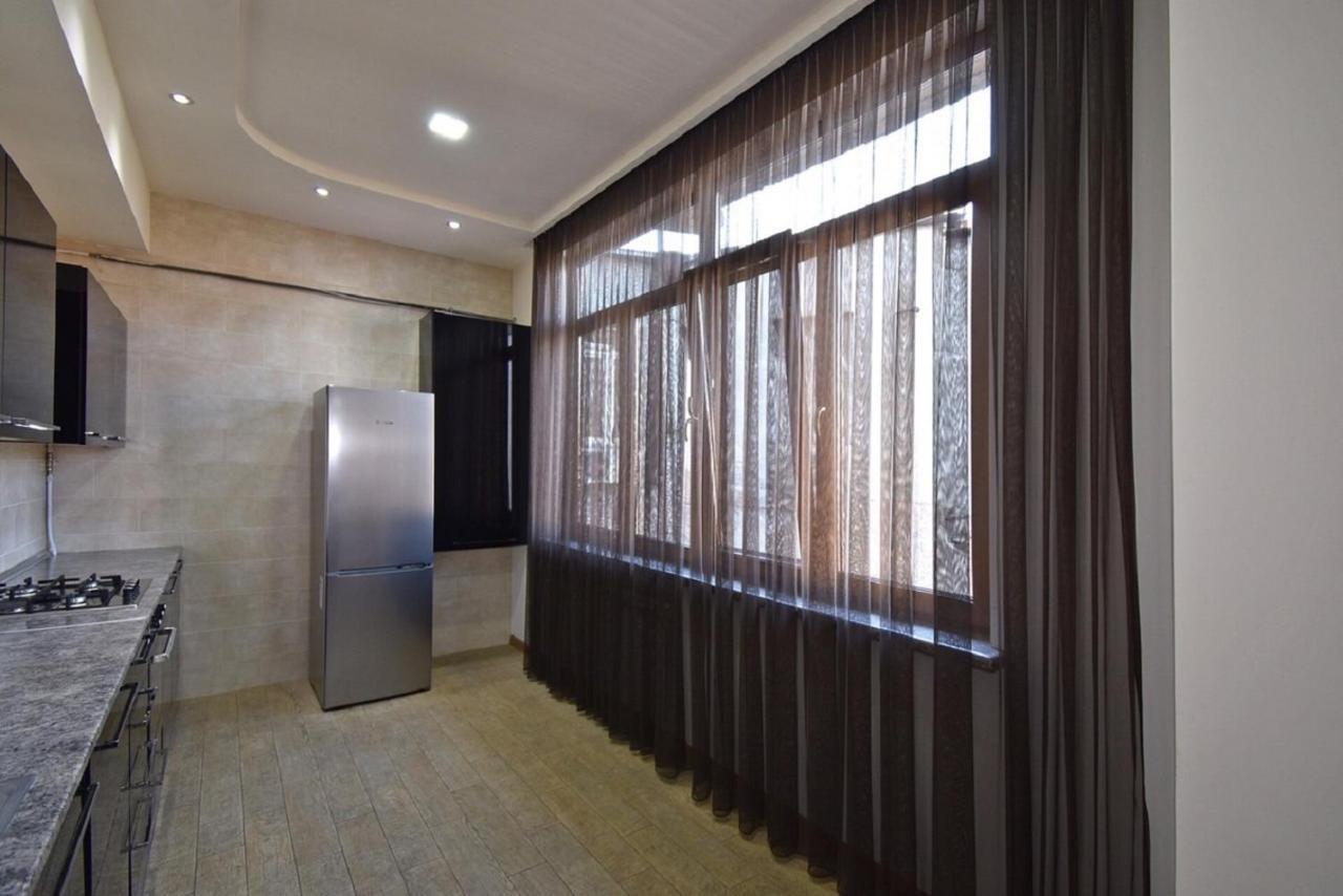 Tumanyan street 3 bedroom Deluxe apartment with Large Balcony TM662 Yerevan Bagian luar foto