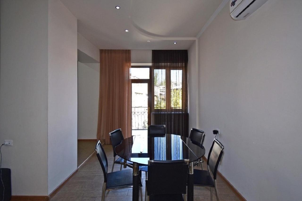 Tumanyan street 3 bedroom Deluxe apartment with Large Balcony TM662 Yerevan Bagian luar foto