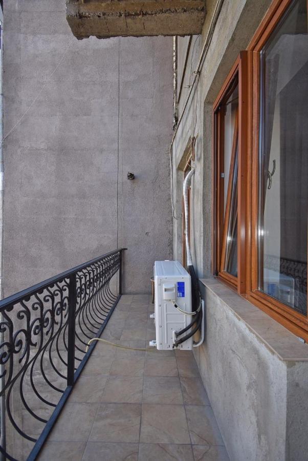 Tumanyan street 3 bedroom Deluxe apartment with Large Balcony TM662 Yerevan Bagian luar foto