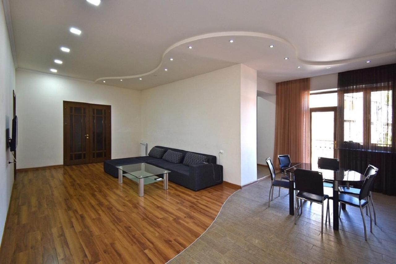 Tumanyan street 3 bedroom Deluxe apartment with Large Balcony TM662 Yerevan Bagian luar foto
