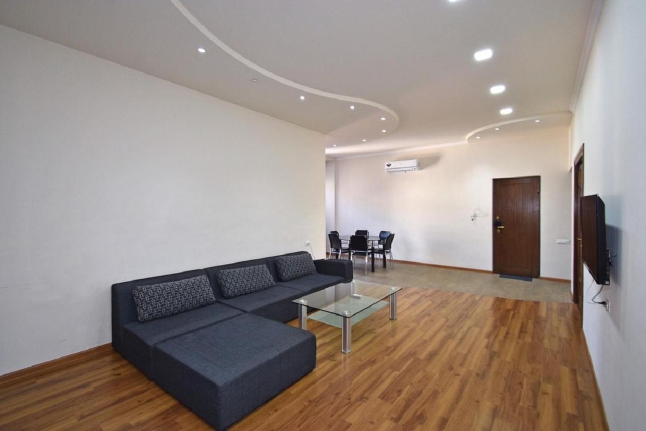 Tumanyan street 3 bedroom Deluxe apartment with Large Balcony TM662 Yerevan Bagian luar foto