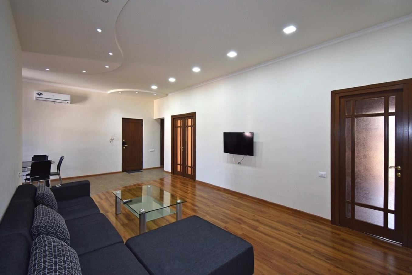 Tumanyan street 3 bedroom Deluxe apartment with Large Balcony TM662 Yerevan Bagian luar foto