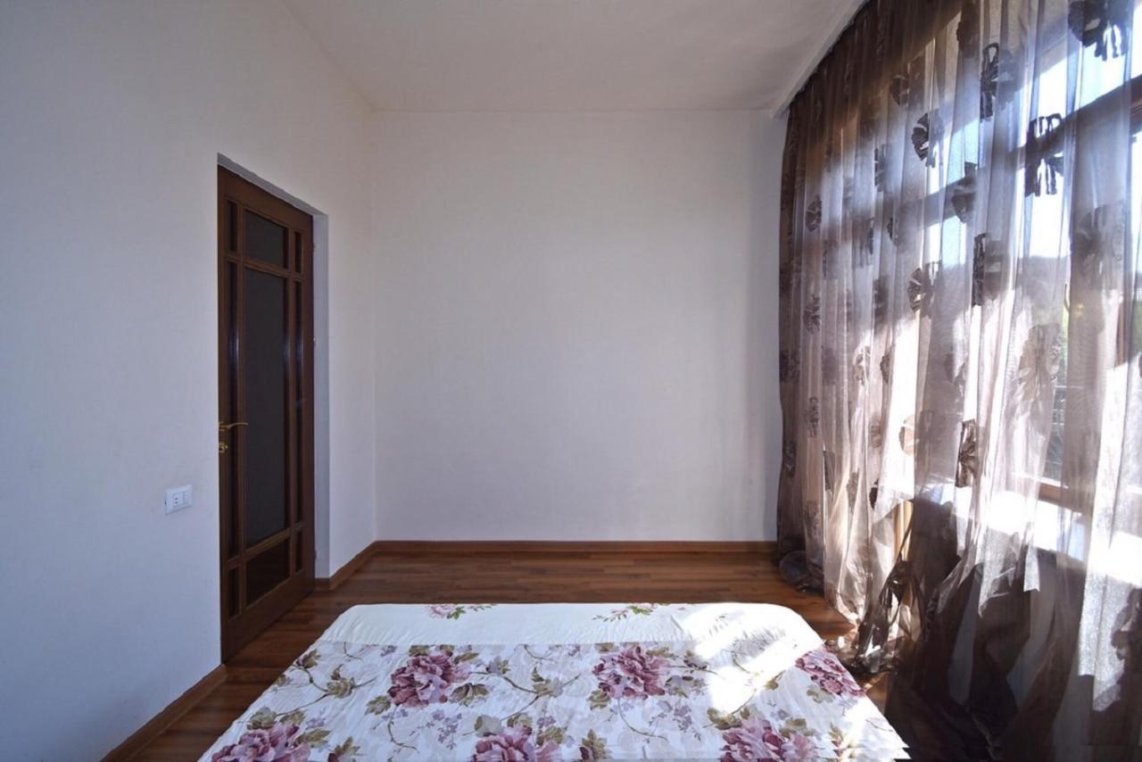 Tumanyan street 3 bedroom Deluxe apartment with Large Balcony TM662 Yerevan Bagian luar foto