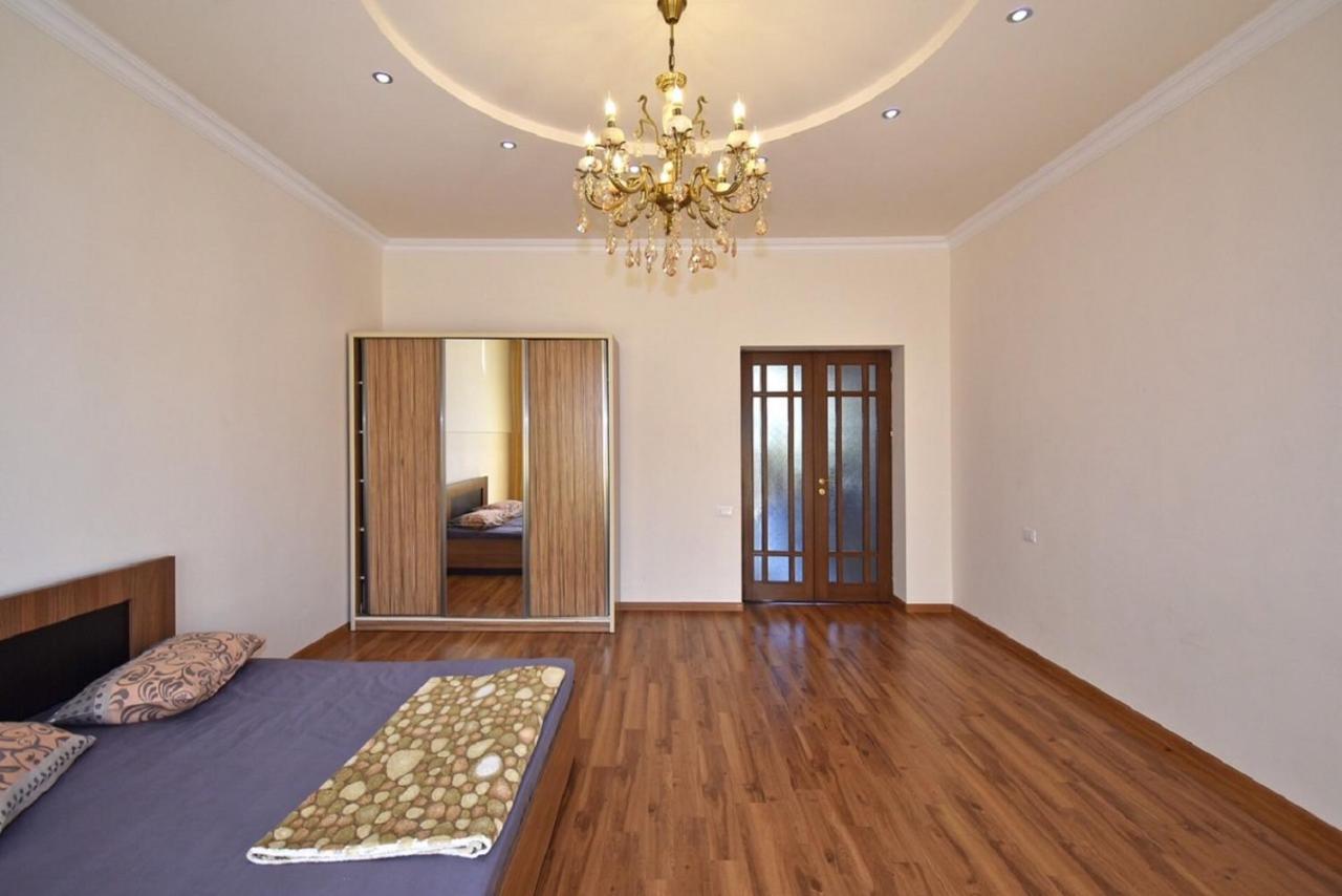 Tumanyan street 3 bedroom Deluxe apartment with Large Balcony TM662 Yerevan Bagian luar foto