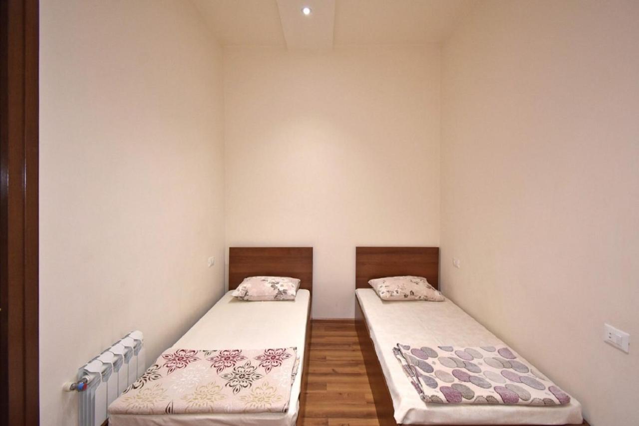 Tumanyan street 3 bedroom Deluxe apartment with Large Balcony TM662 Yerevan Bagian luar foto