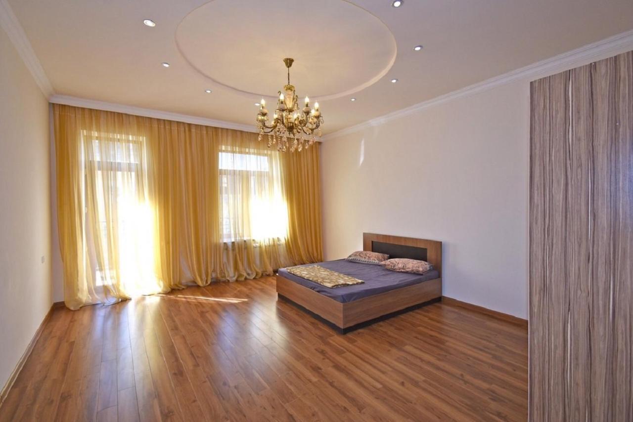 Tumanyan street 3 bedroom Deluxe apartment with Large Balcony TM662 Yerevan Bagian luar foto