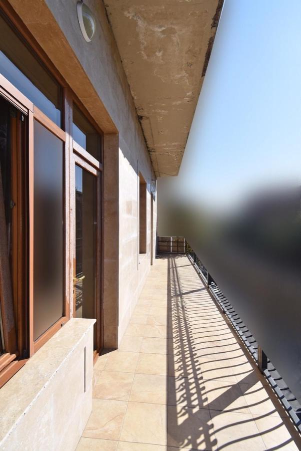 Tumanyan street 3 bedroom Deluxe apartment with Large Balcony TM662 Yerevan Bagian luar foto