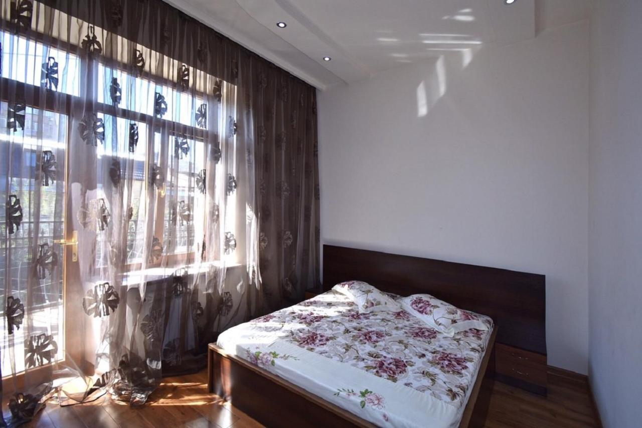 Tumanyan street 3 bedroom Deluxe apartment with Large Balcony TM662 Yerevan Bagian luar foto