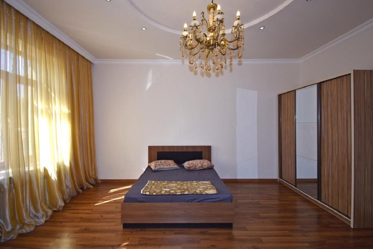 Tumanyan street 3 bedroom Deluxe apartment with Large Balcony TM662 Yerevan Bagian luar foto