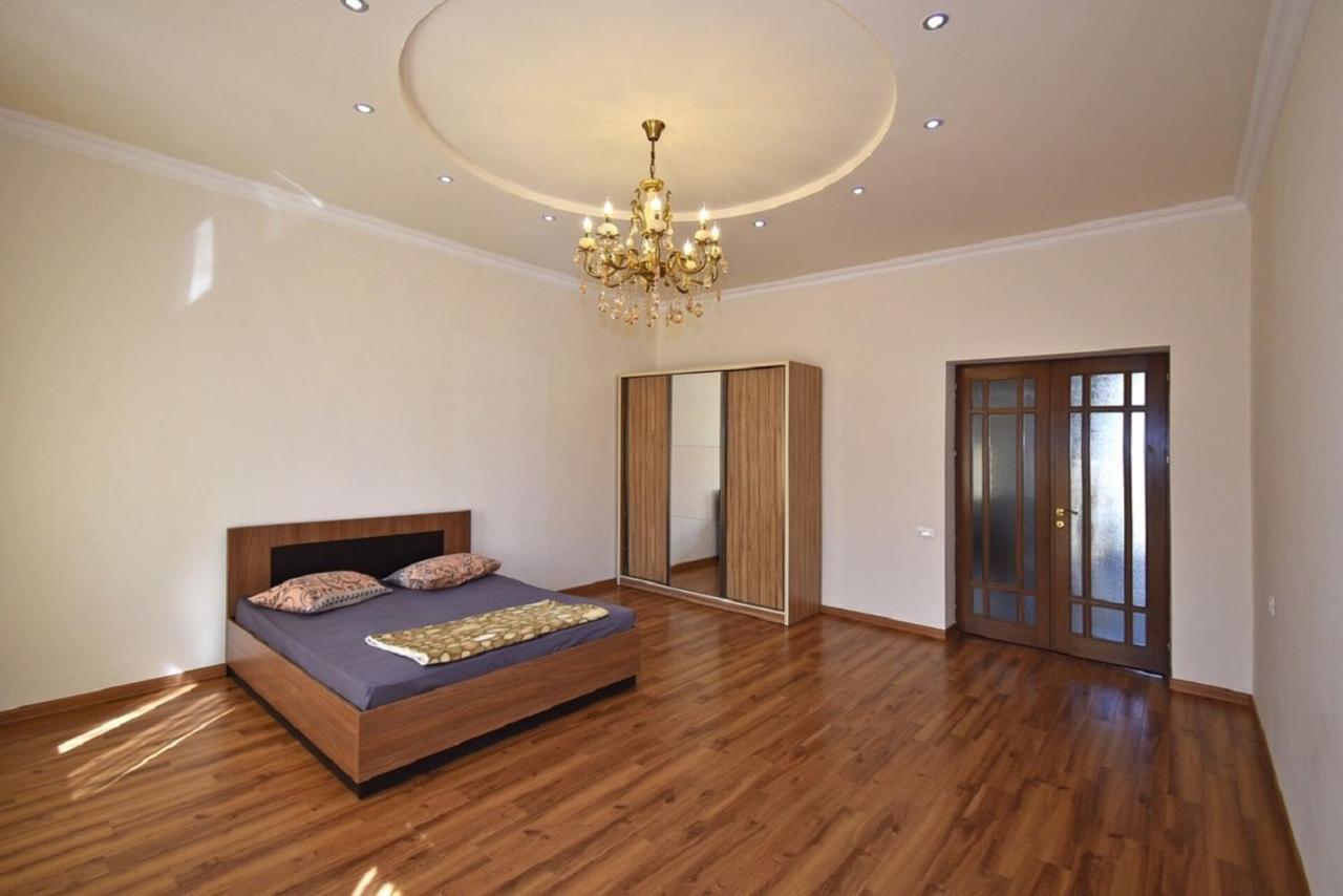 Tumanyan street 3 bedroom Deluxe apartment with Large Balcony TM662 Yerevan Bagian luar foto