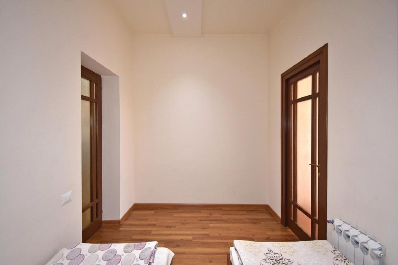 Tumanyan street 3 bedroom Deluxe apartment with Large Balcony TM662 Yerevan Bagian luar foto