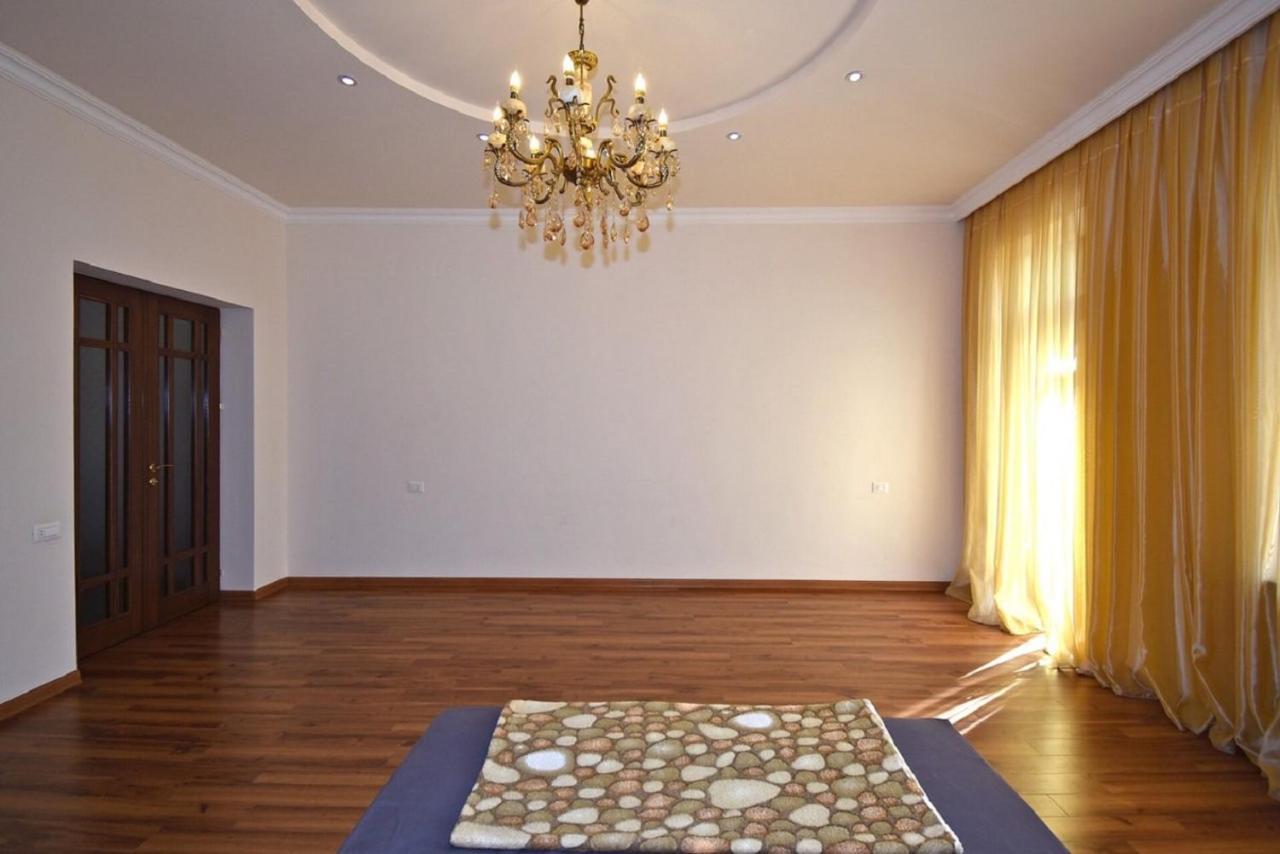 Tumanyan street 3 bedroom Deluxe apartment with Large Balcony TM662 Yerevan Bagian luar foto